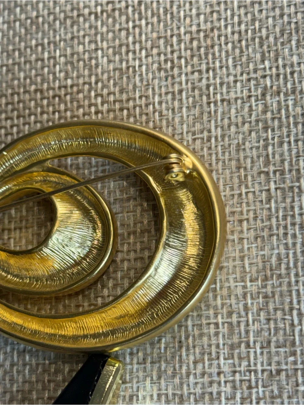 Vintage Modernist Minimalist Matte Gold Tone Swirl Oval Brooch‎ 2.25